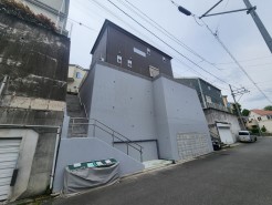 高台だからこそ味わえる、開放感とプライバシーを両立した一邸。