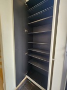 高さ調整可能な大容量シューズボックス。