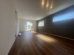 家具配置しやすいシンプルで使いやすいリビング