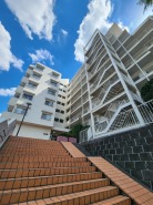 閑静な住宅街に位置したマンションです。