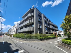 1998年築。総戸数18戸の分譲マンション。