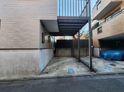 しっかり広さと高さのある車庫です。