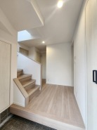 両面収納付きで収納力のある玄関スペース