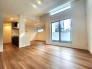 南向きの窓から明るい光が入り、日当たりの良さを実感できます。
