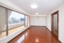 南側バルコニーに面した明るいリビングダイニング。横方向にもゆとりがあり、家具配置の自由度も高い空間です。※AI処理により家具等を除去しています。