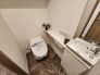 清潔感あふれるトイレ空間。手洗いカウンター付きで機能性も〇。最新型の温水洗浄便座で快適です。