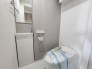 狭さを感じさせない、奥行きたっぷりのトイレスペース。
