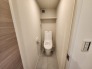 狭さを感じさせない、奥行きたっぷりのトイレスペース。