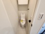 狭さを感じさせない、奥行きたっぷりのトイレスペース。