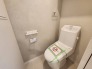 シンプルながら温水洗浄機能もある使い勝手の良いトイレ。