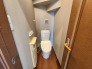 設備が整っており、暮らしやすさを感じるトイレ空間。