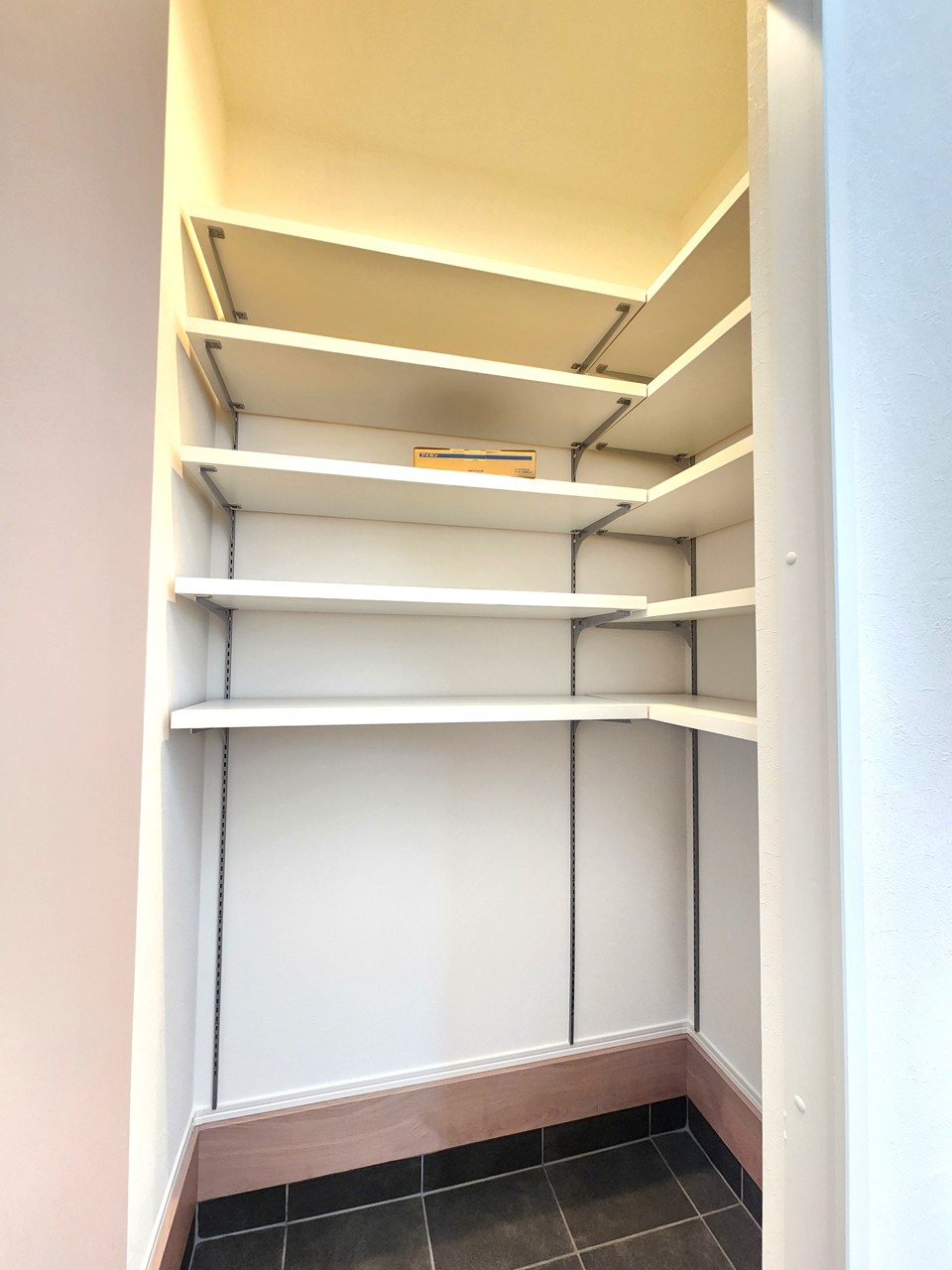 家族全員分の靴も余裕で収まる、大容量シューズインクローゼット。